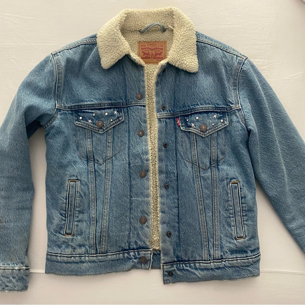 Levi’s Sherpa lined women’s 90’s style trucker jean jacket